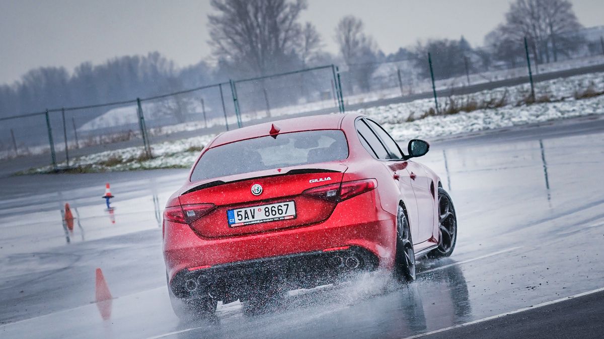 Auta pro řidiče: Podívali jsme se na ojeté zadokolky s manuálem. Moc jich není, ale pořád se dá něco koupit!